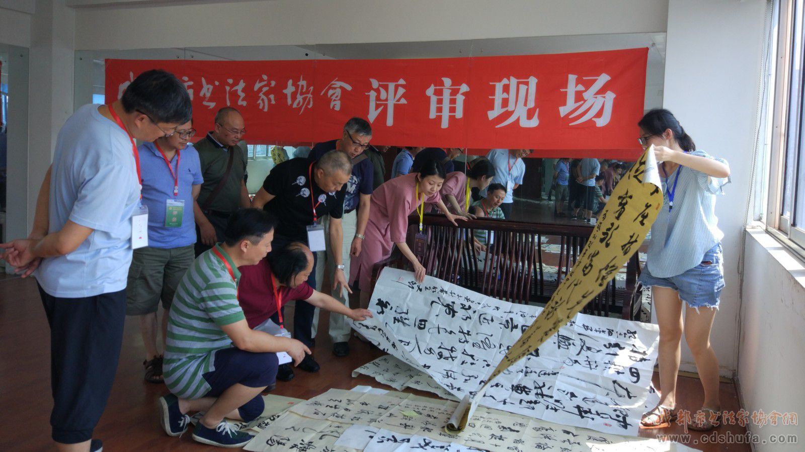 举旗帜 聚民心 育新人 兴文化 展形象 成都市纪念改革开放40周年主题书法展评审举行 - 协会动态 - 成都市书法家协会