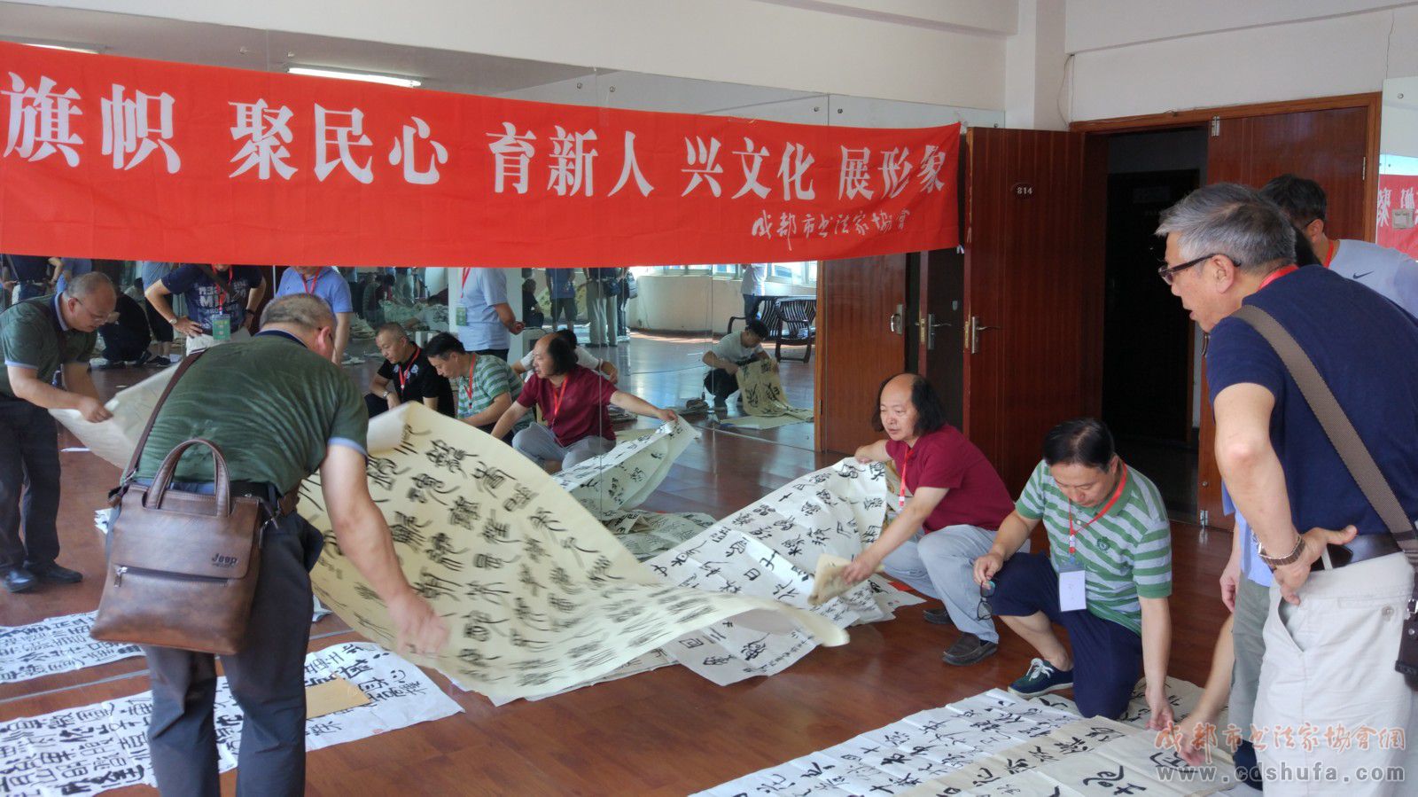 举旗帜 聚民心 育新人 兴文化 展形象 成都市纪念改革开放40周年主题书法展评审举行 - 协会动态 - 成都市书法家协会