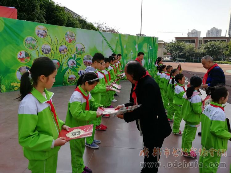 成都市书协联袂四川美术出版社走进大邑银都学校建基地送《爱书法》 - 协会动态 - 成都市书法家协会