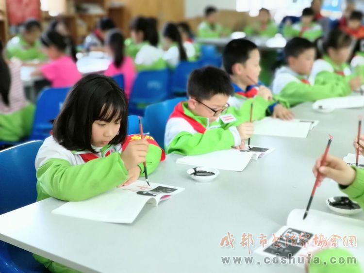 成都市书协联袂四川美术出版社走进大邑银都学校建基地送《爱书法》 - 协会动态 - 成都市书法家协会