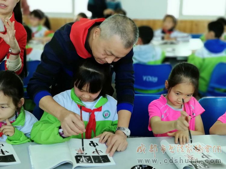 成都市书协联袂四川美术出版社走进大邑银都学校建基地送《爱书法》 - 协会动态 - 成都市书法家协会