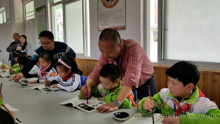 成都市书协联袂四川美术出版社走进大邑银都学校建基地送《爱书法》 - 协会动态 - 成都市书法家协会