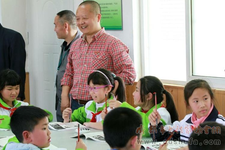 成都市书协联袂四川美术出版社走进大邑银都学校建基地送《爱书法》 - 协会动态 - 成都市书法家协会