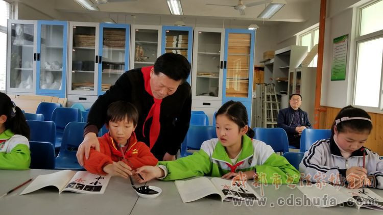 成都市书协联袂四川美术出版社走进大邑银都学校建基地送《爱书法》 - 协会动态 - 成都市书法家协会