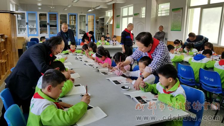 成都市书协联袂四川美术出版社走进大邑银都学校建基地送《爱书法》 - 协会动态 - 成都市书法家协会