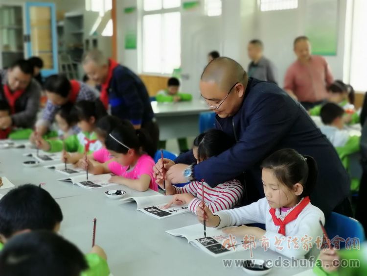 成都市书协联袂四川美术出版社走进大邑银都学校建基地送《爱书法》 - 协会动态 - 成都市书法家协会