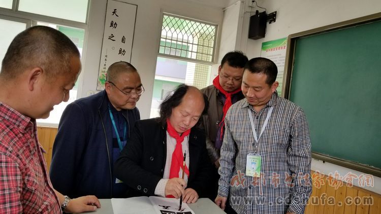 成都市书协联袂四川美术出版社走进大邑银都学校建基地送《爱书法》 - 协会动态 - 成都市书法家协会