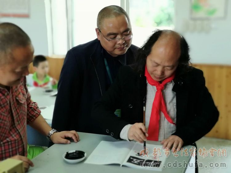 成都市书协联袂四川美术出版社走进大邑银都学校建基地送《爱书法》 - 协会动态 - 成都市书法家协会