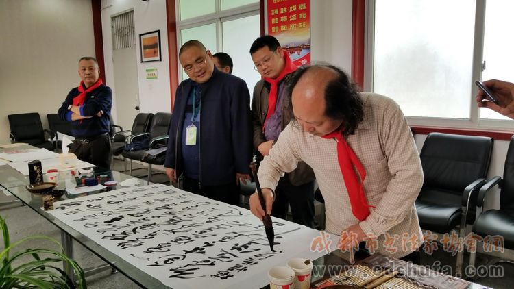 成都市书协联袂四川美术出版社走进大邑银都学校建基地送《爱书法》 - 协会动态 - 成都市书法家协会