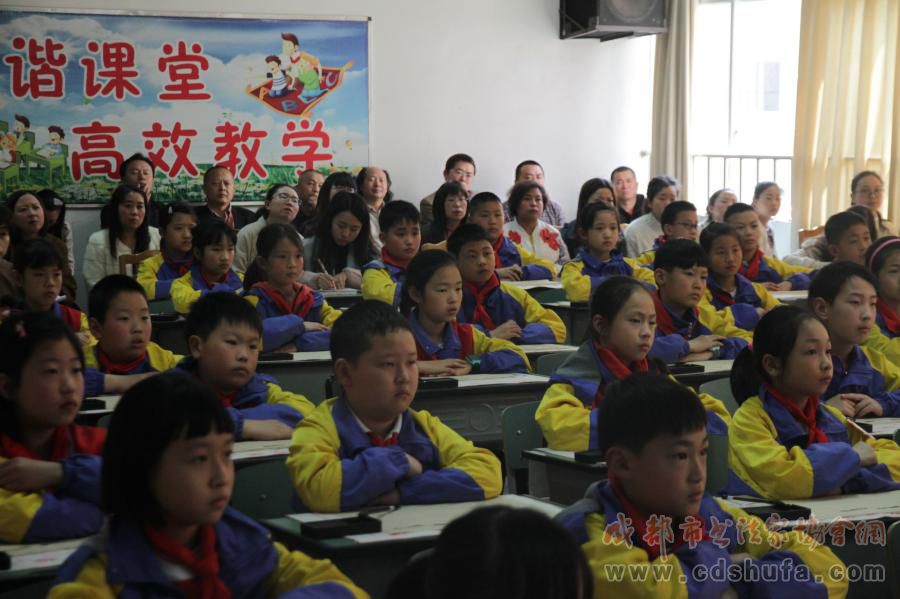 成都市书协联袂四川美术出版社走进邛崃南街小学建基地送《爱书法》 - 协会动态 - 成都市书法家协会