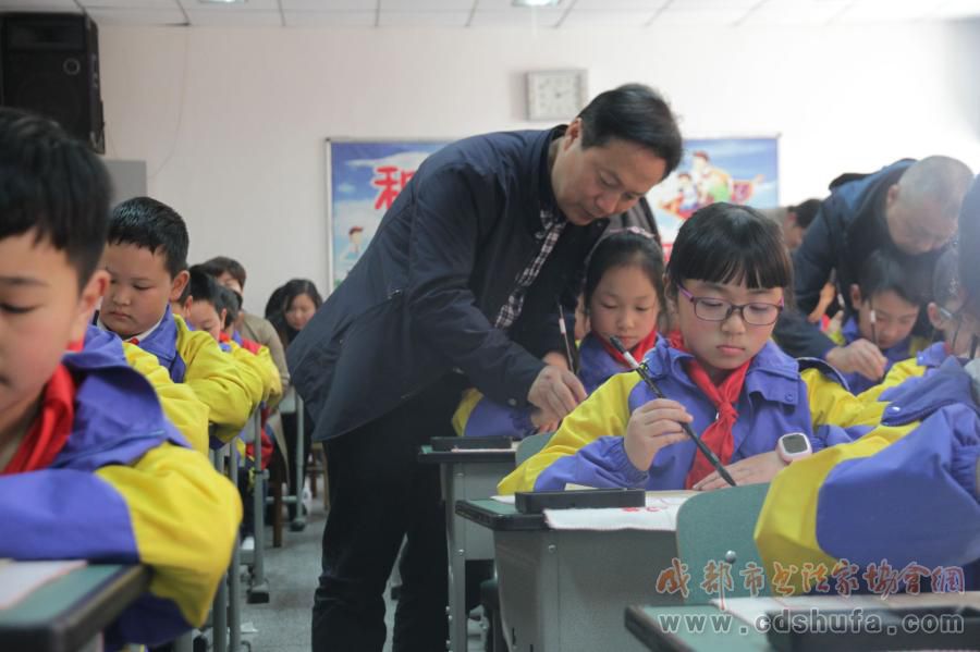 成都市书协联袂四川美术出版社走进邛崃南街小学建基地送《爱书法》 - 协会动态 - 成都市书法家协会