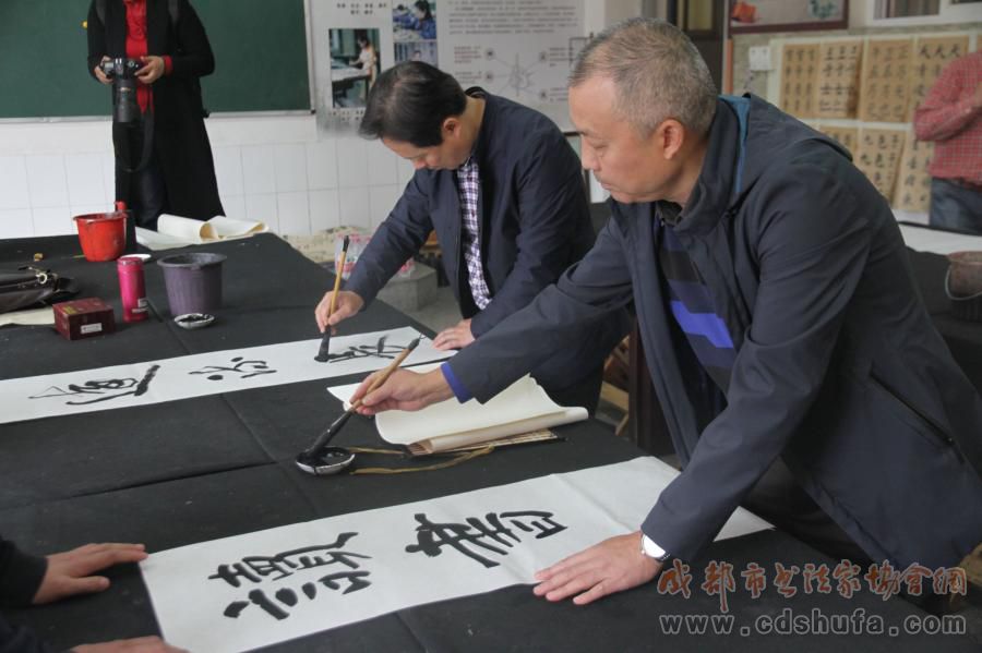 成都市书协联袂四川美术出版社走进邛崃南街小学建基地送《爱书法》 - 协会动态 - 成都市书法家协会