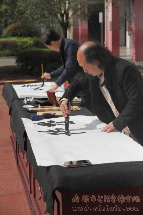 成都市书协联袂四川美术出版社走进邛崃南街小学建基地送《爱书法》 - 协会动态 - 成都市书法家协会