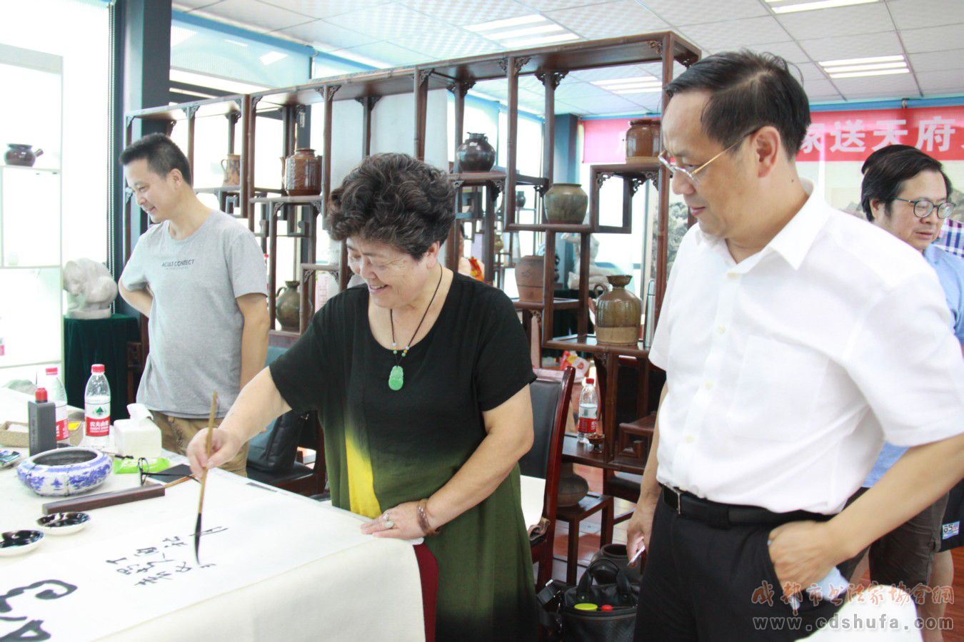 “深入生活 扎根人民” 成都书法名家送天府文化走进黉门街社区