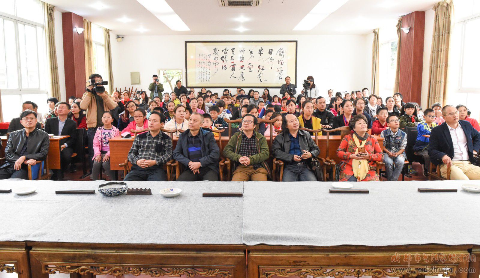 深入学习贯彻十九大精神 成都市书协文化惠民活动走进奥林小学