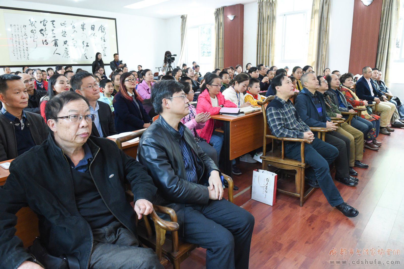 深入学习贯彻十九大精神 成都市书协文化惠民活动走进奥林小学