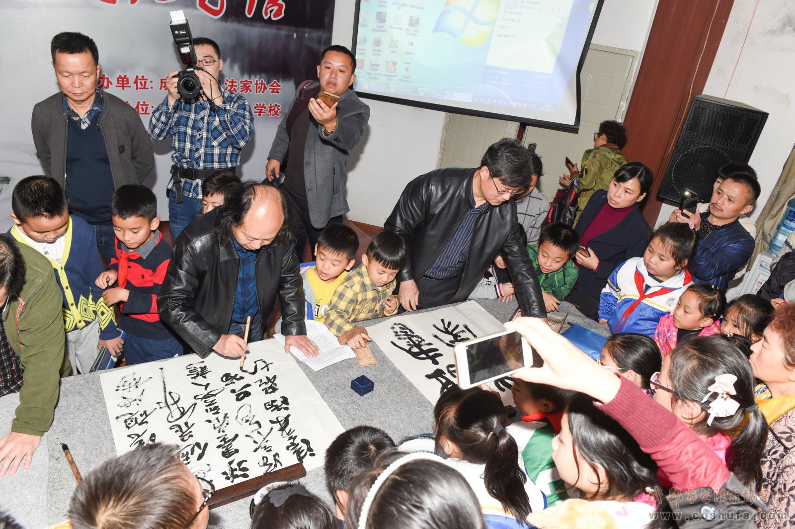 深入学习贯彻十九大精神 成都市书协文化惠民活动走进奥林小学