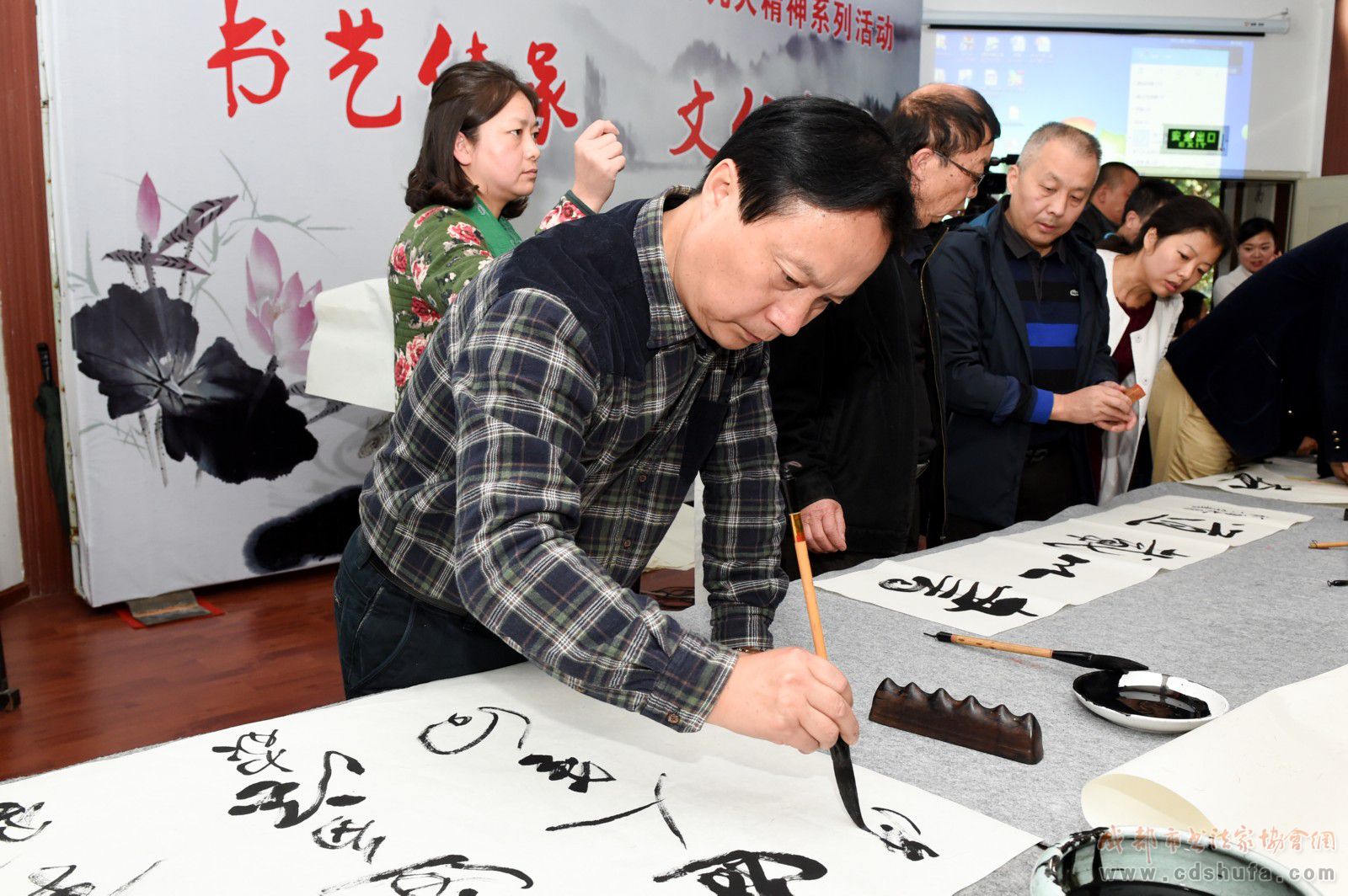 深入学习贯彻十九大精神 成都市书协文化惠民活动走进奥林小学