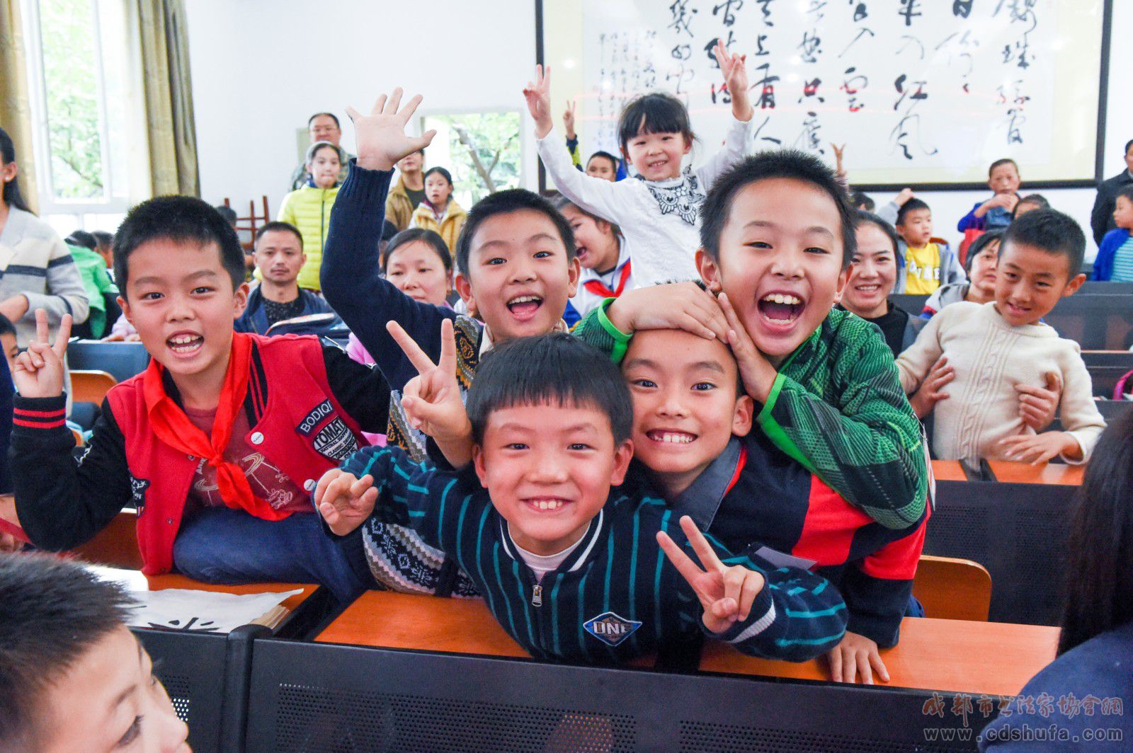 深入学习贯彻十九大精神 成都市书协文化惠民活动走进奥林小学