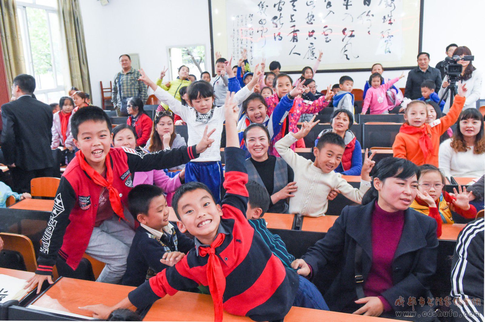 深入学习贯彻十九大精神 成都市书协文化惠民活动走进奥林小学