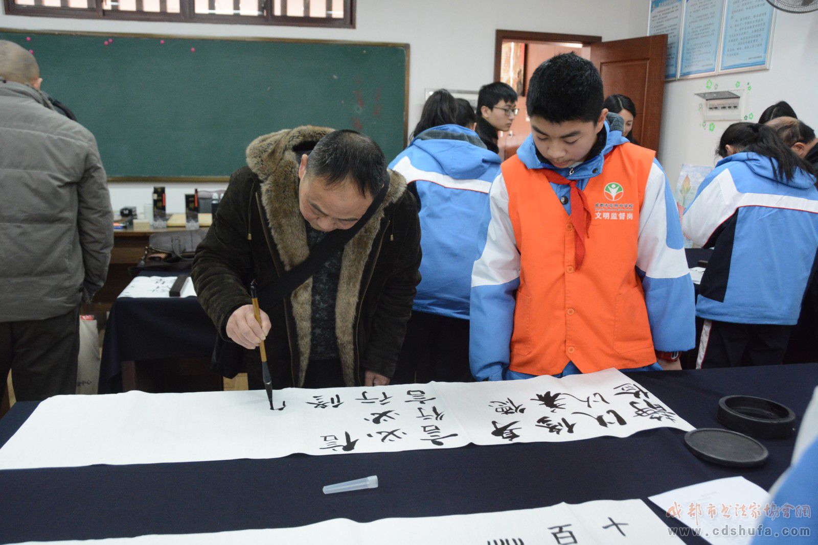 “翰墨飘香 丹青亮彩”成都市书协书法惠民走进花照中学