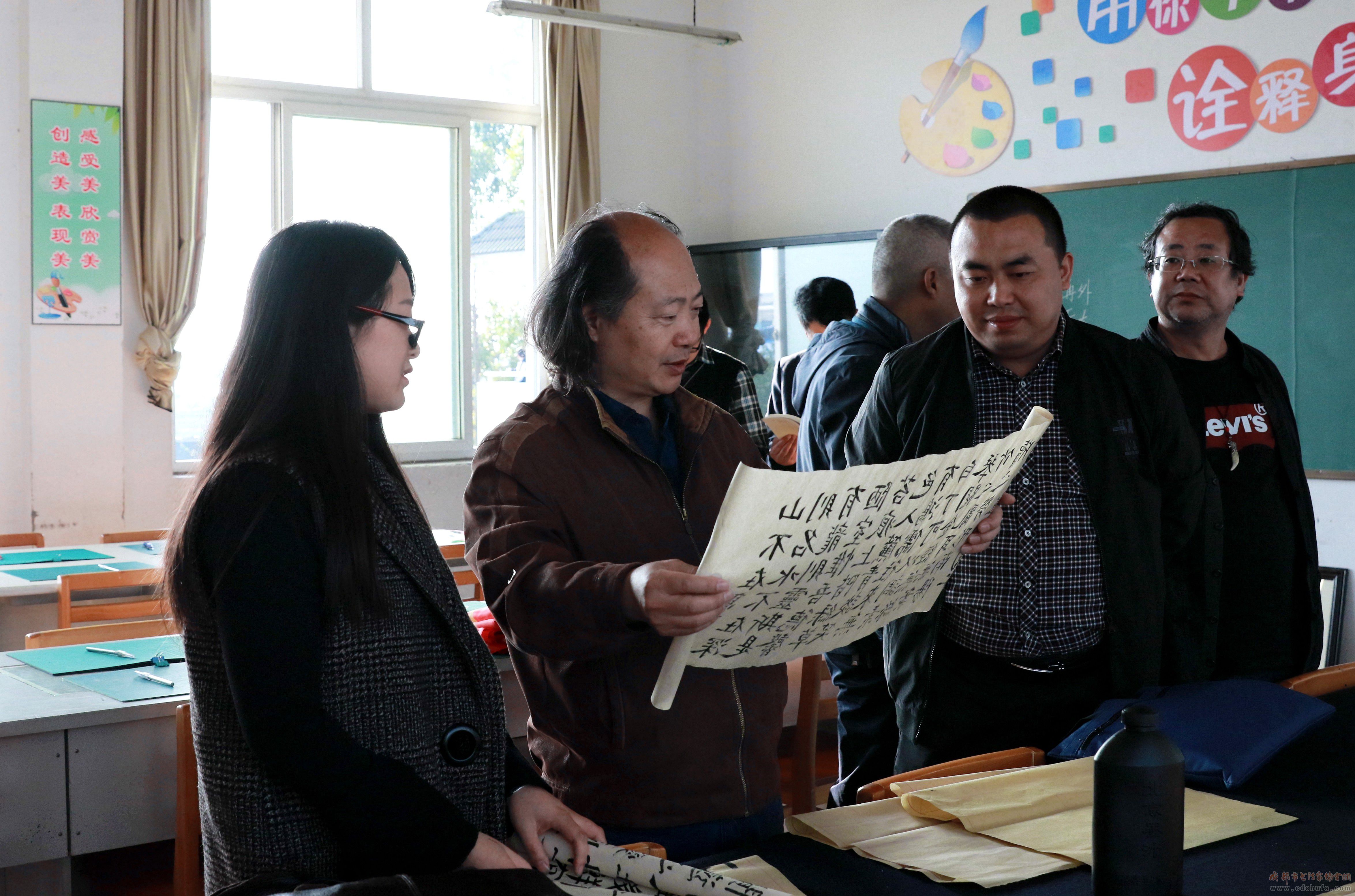 传统艺术进校园 成都市书法家协会“深扎”小分队走进大邑县上安镇学校