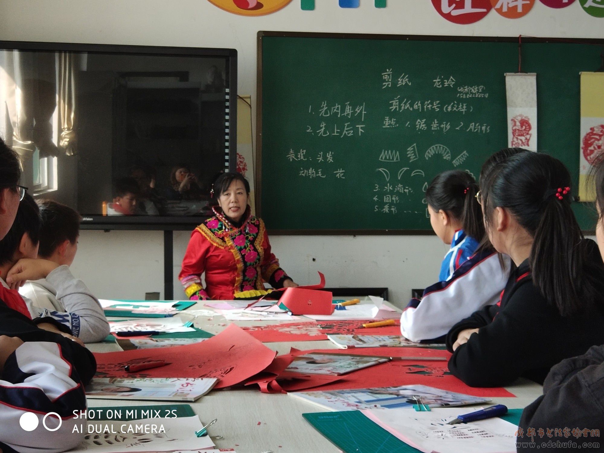 传统艺术进校园 成都市书法家协会“深扎”小分队走进大邑县上安镇学校