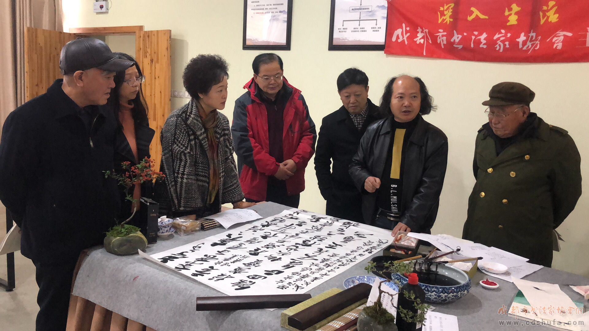 成都市书法家协会“深扎”小分队走进温江区岷江村