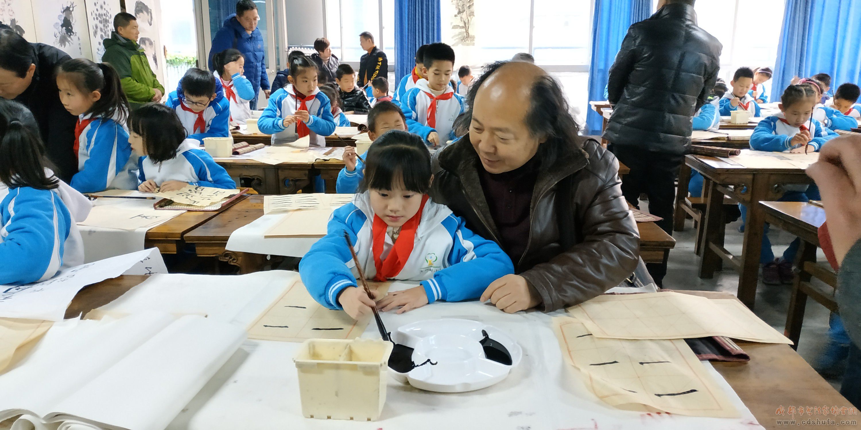 传统艺术进校园，成都市书协走进泡桐树小学西区开展书法进校园活动