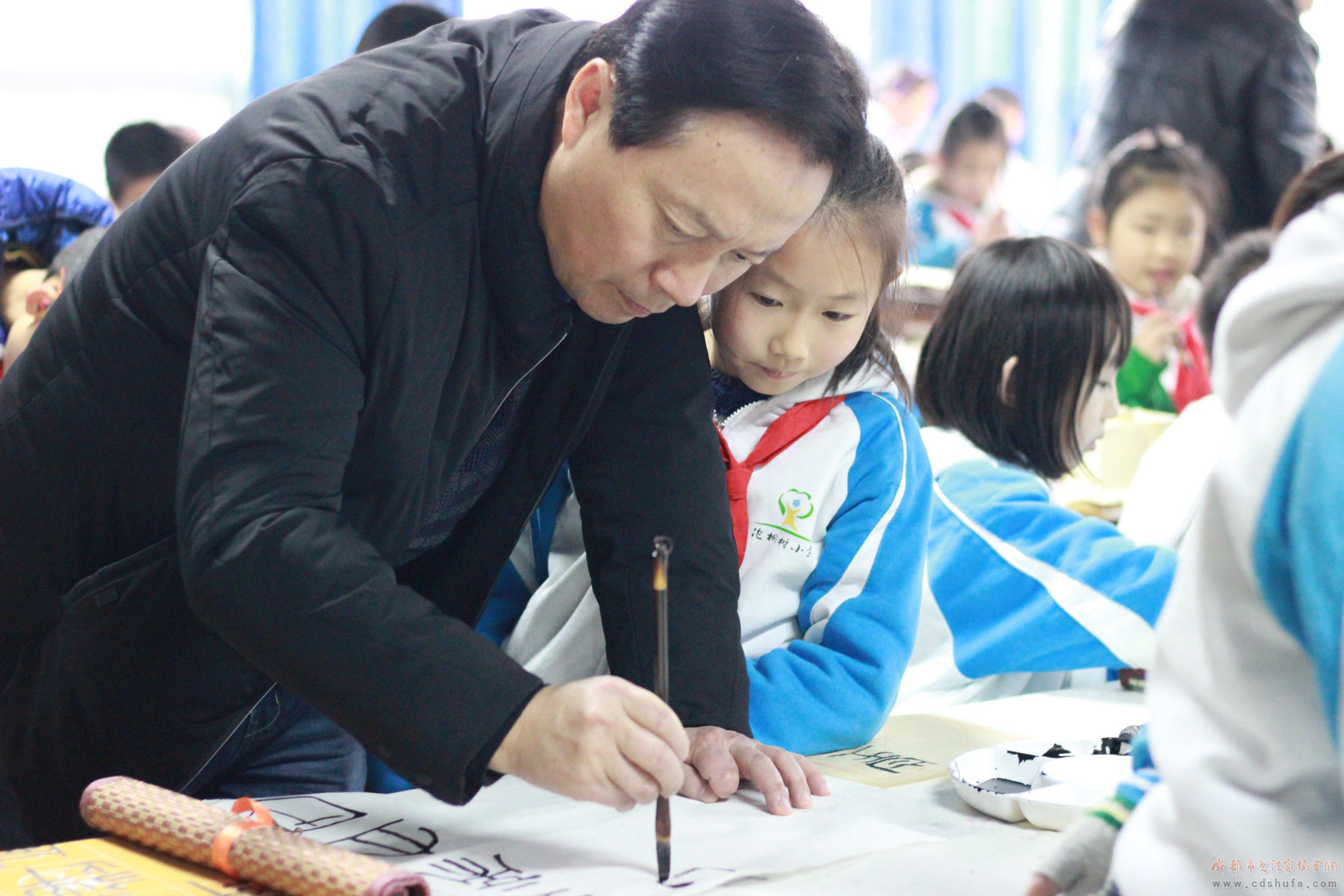 传统艺术进校园，成都市书协走进泡桐树小学西区开展书法进校园活动