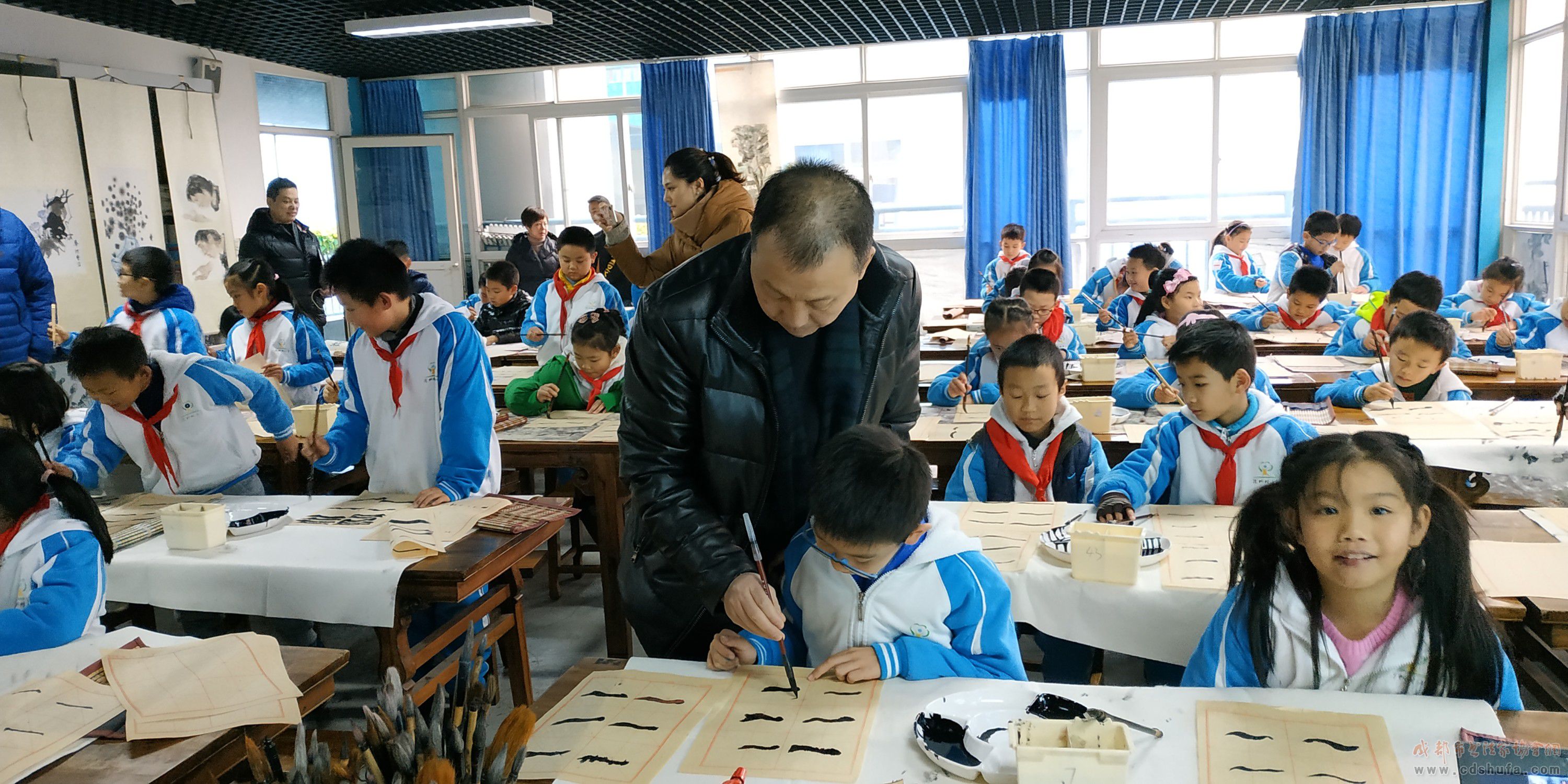 传统艺术进校园，成都市书协走进泡桐树小学西区开展书法进校园活动