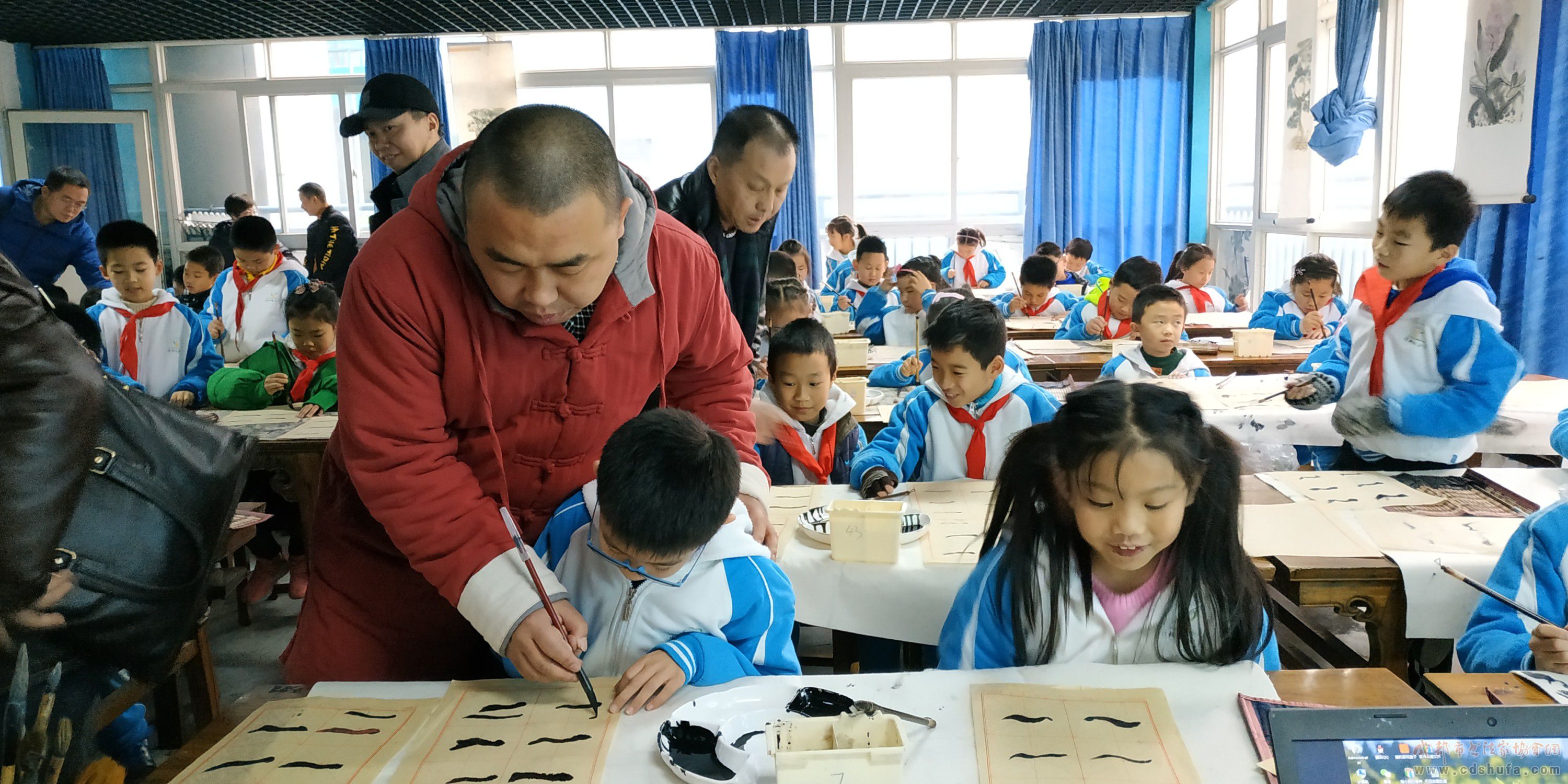 传统艺术进校园，成都市书协走进泡桐树小学西区开展书法进校园活动