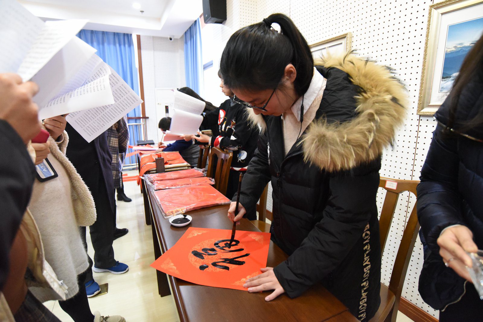 成都市文联服务“三重”大局，成都市书协走进龙泉驿区法院惠民