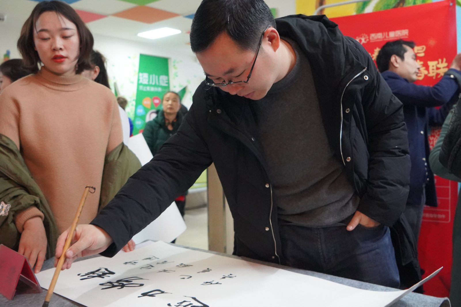 服务 “三重”大局成都市书法家协会走进西南儿童医院迎新年送祝福