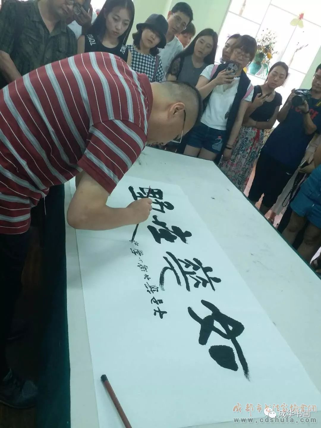 成华区书协组织区美术教师及会员参观成都市第十二届中小学生艺术节