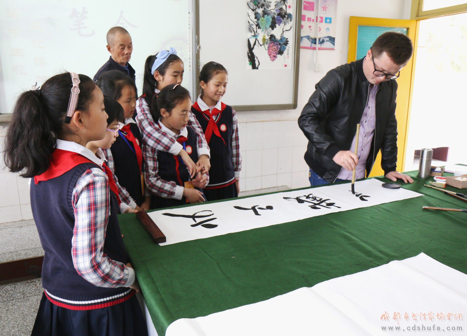 “大手拉小手 弘扬传统文化”蒲江县书画家协会走进蒲江松华小学