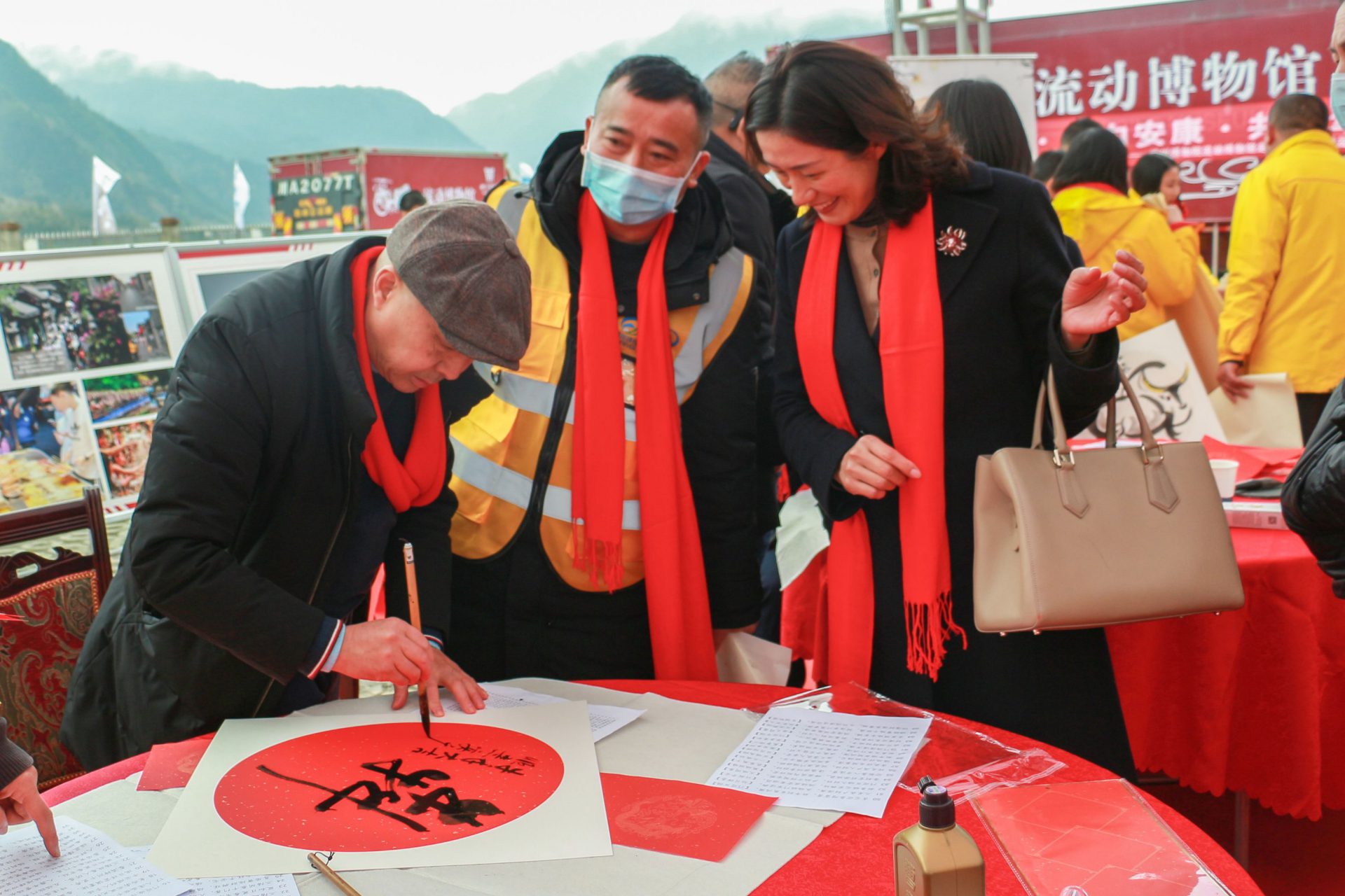 “喜迎新春·犇向安康·共筑幸福” ——成都市书法家协会到四川路桥绵茂公路项目经理部开展文化慰问活动