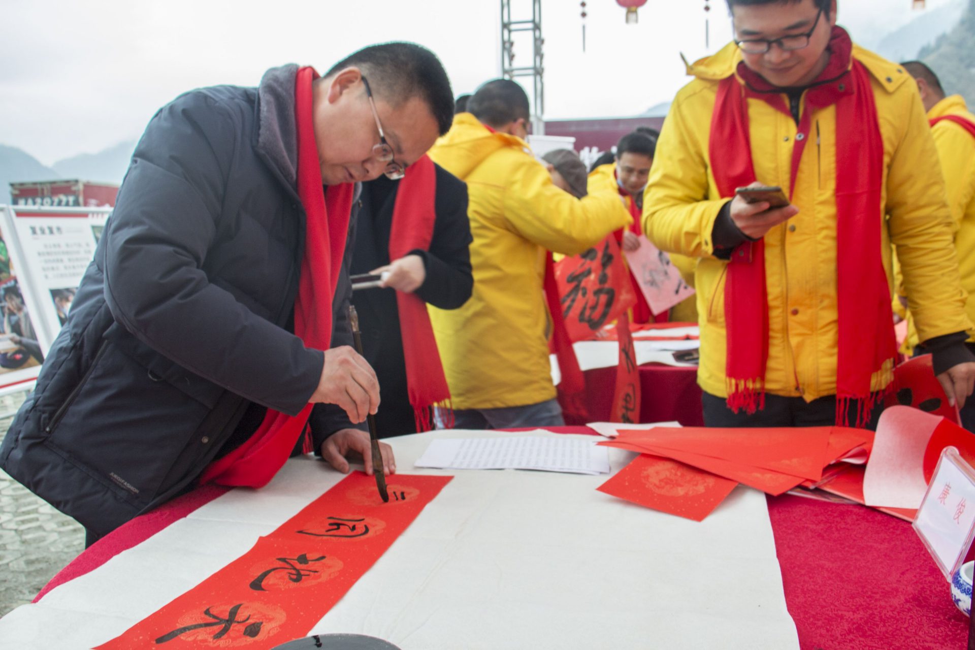 “喜迎新春·犇向安康·共筑幸福” ——成都市书法家协会到四川路桥绵茂公路项目经理部开展文化慰问活动