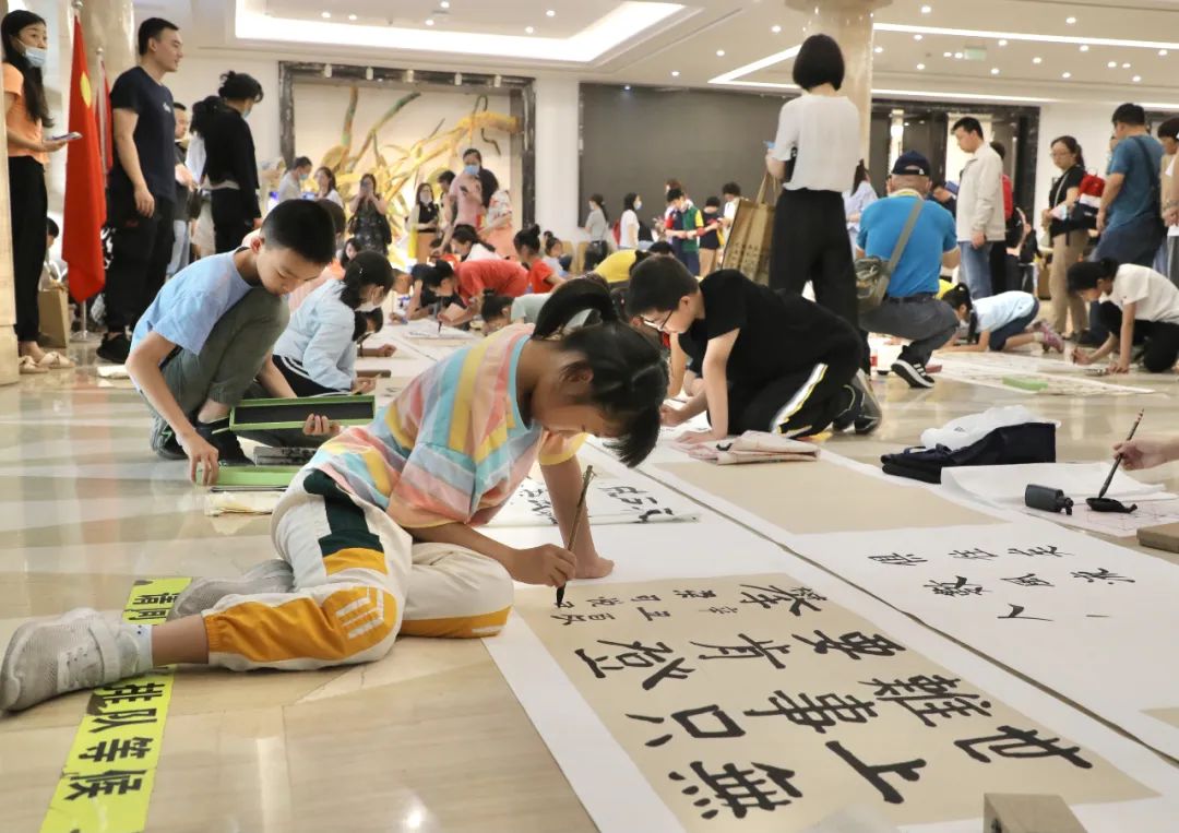 翰墨飘香庆六一 童心向党贺华诞——庆祝建党100周年 成都青少年儿童书写百米长卷活动举行