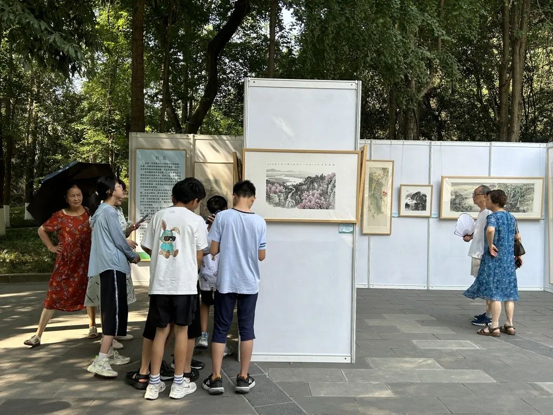 资讯 |“迎大运 动起来——青羊‘艺’动蓉城艺术作品展”在成都市百花潭公园开展