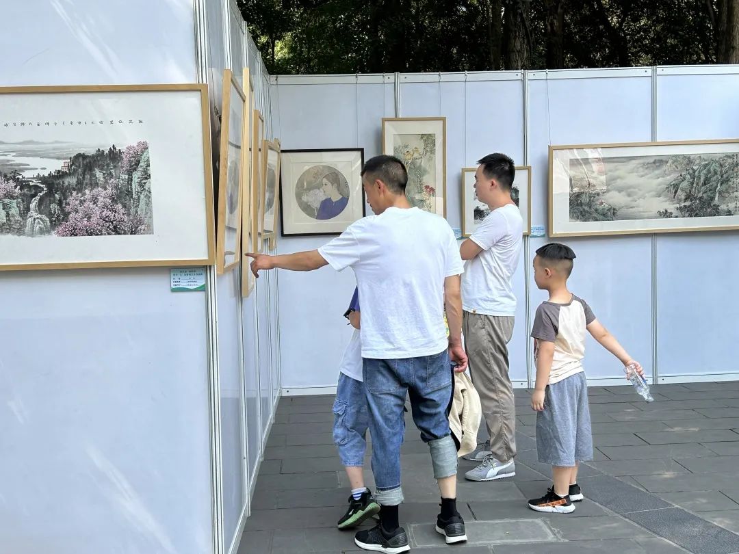 资讯 |“迎大运 动起来——青羊‘艺’动蓉城艺术作品展”在成都市百花潭公园开展