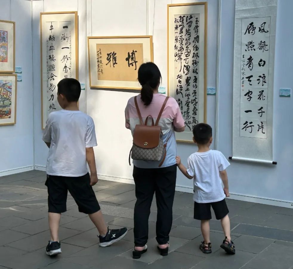 资讯 |“迎大运 动起来——青羊‘艺’动蓉城艺术作品展”在成都市百花潭公园开展