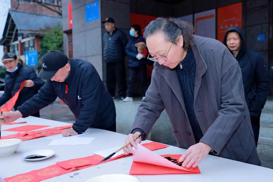 享活动|龙腾盛世 群星送福——四川省文化馆2024年“春到万家”文旅志愿服务“书画家义写春联”活动在四川省文化馆艺术空间举办